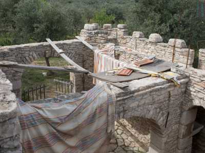 Da qui si ha una completa visione dall�alto del cortile sottostante. Bartolomeo ha creato uno spazio scoperto e recintato sul modello di antiche costruzioni rurali che offrivano alle greggi un riparo dai lupi